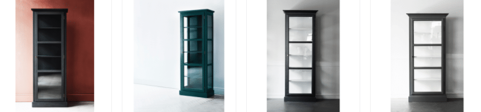 Indret stuen med vitrine skabe